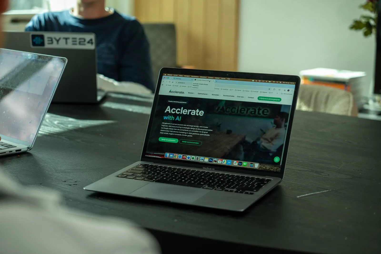 Laptop met de website van Acclerate op het scherm