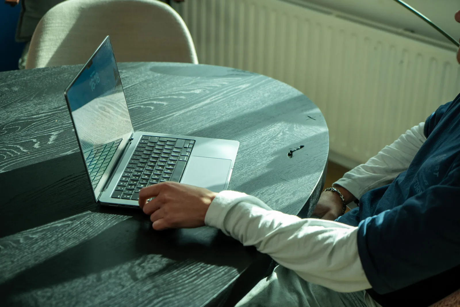 Laptop op de overlegtafel op kantoor in Schagen