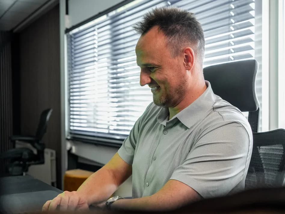 Chris van Acclerate aan het werk achter zijn bureau