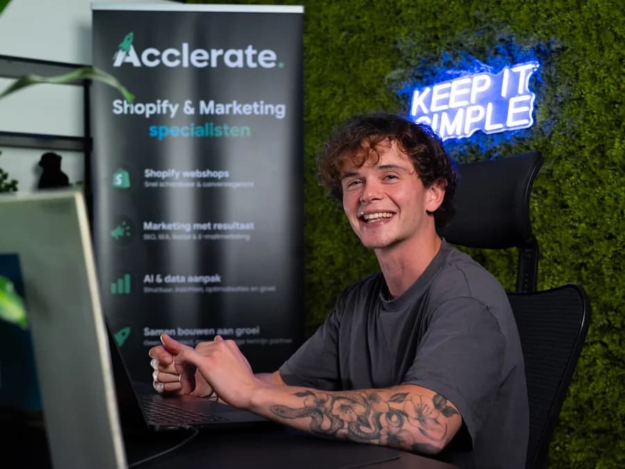 Collega van Acclerate aan het werk achter zijn schermen bij de Acclerate-banner